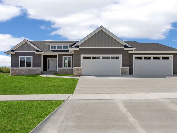 3009 Prairielight Court , Hiawatha, IA 52233