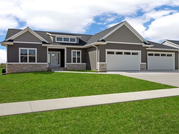 3009 Prairielight Court, Hiawatha, IA 52233