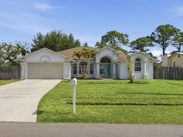 809 SE Lansdowne Avenue, Port St. Lucie, FL 34983