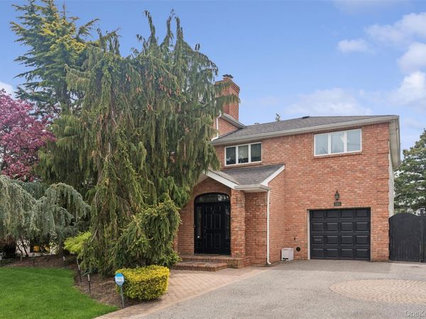 2064 Oliver Way , Merrick, NY 11566