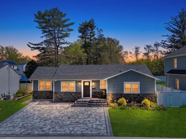 15 Main Parkway , Plainview, NY 11803