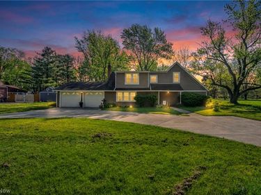 8689 Stearns Road, Olmsted Twp, OH 44138