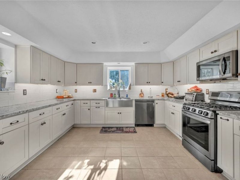 8689 Stearns Road , Olmsted Township, OH 44138 Photo 9