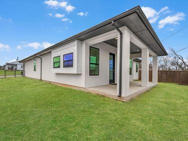 2561 Burton Avenue, Fort Worth, TX 76105