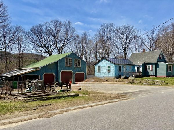 97 Middle Avenue, Mexico, ME 04257
