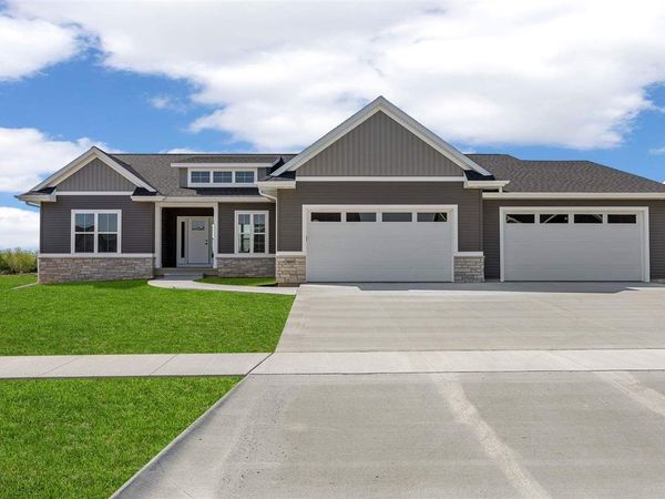 3009 Prairielight Ct, Hiawatha, IA 52233