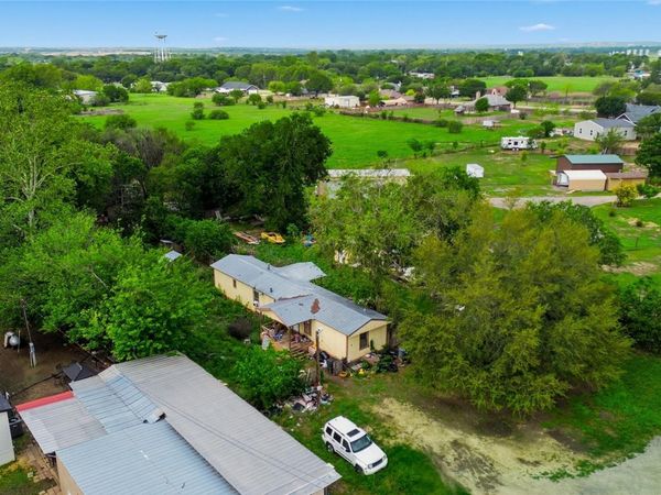 2 Skylark DR, Martindale, TX 78655