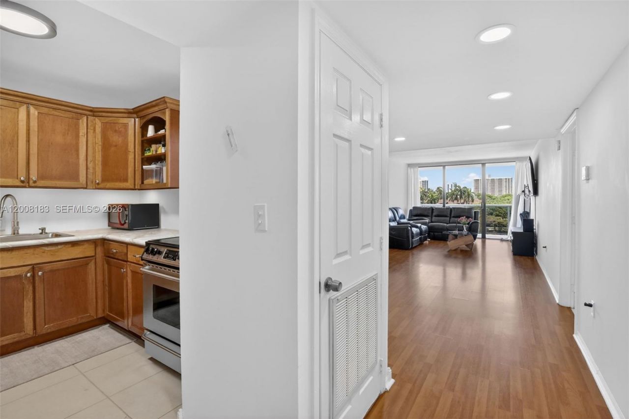 3675 N Country Club Dr, Unit 410, Aventura, FL 33180 Photo