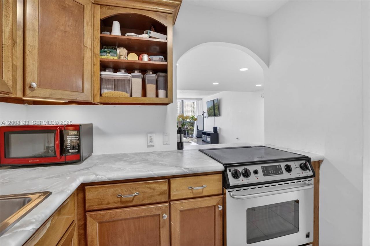 3675 N Country Club Dr, Unit 410, Aventura, FL 33180 Photo