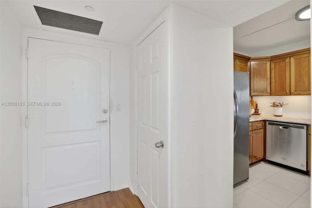 3675 N Country Club Dr, Unit 410, Aventura, FL 33180 Photo