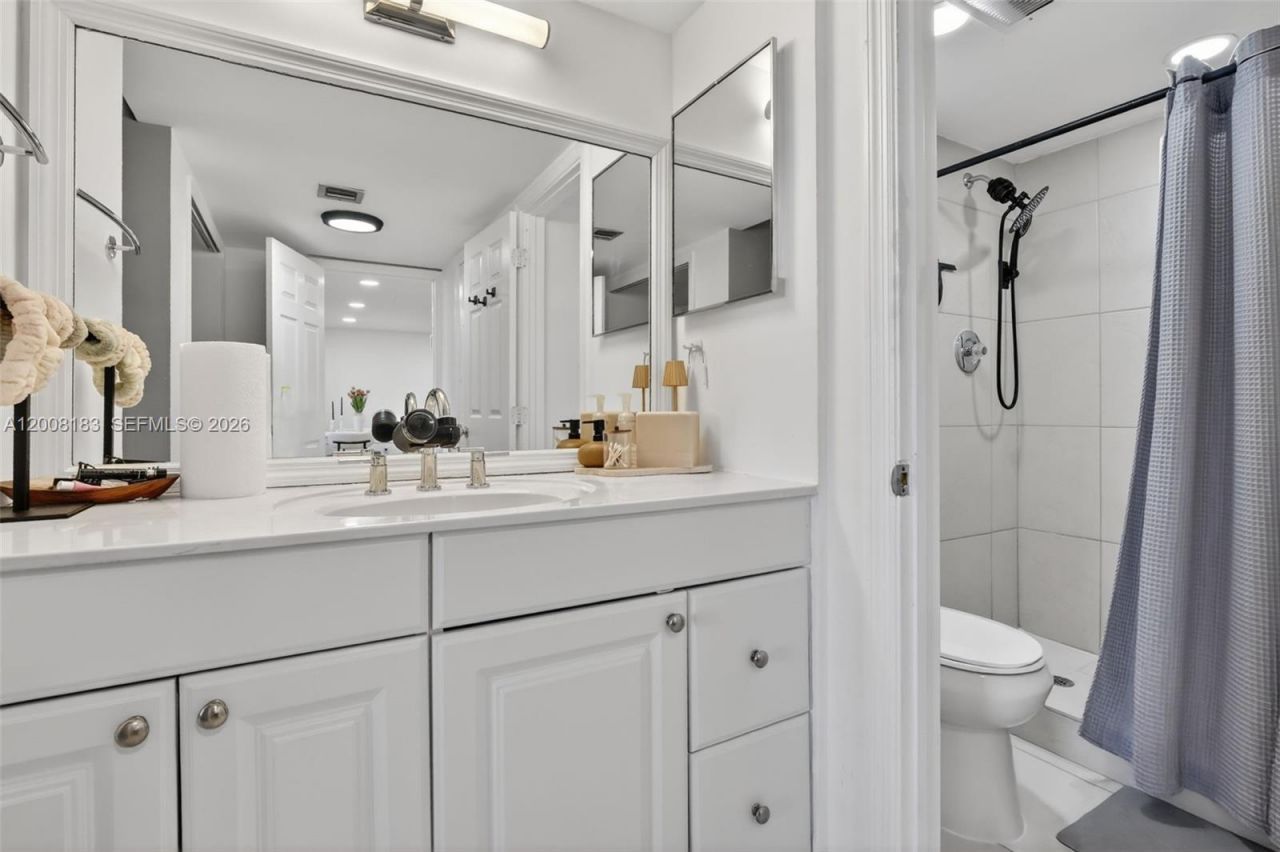 3675 N Country Club Dr, Unit 410, Aventura, FL 33180 Photo