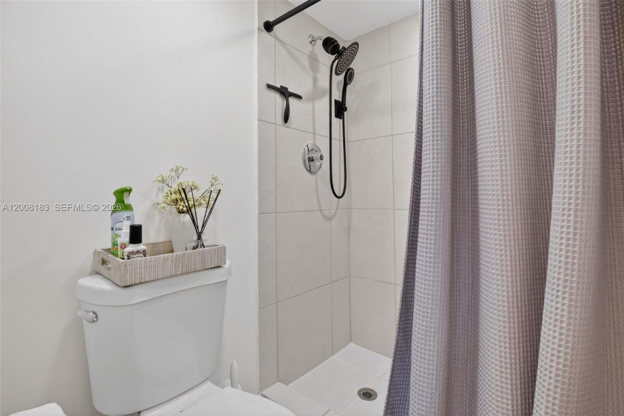 3675 N Country Club Dr, Unit 410, Aventura, FL 33180 Photo