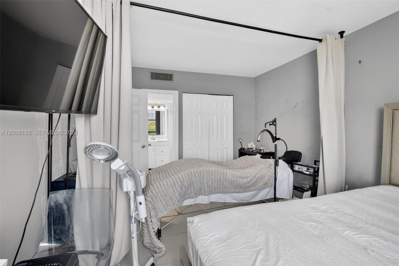 3675 N Country Club Dr, Unit 410, Aventura, FL 33180 Photo