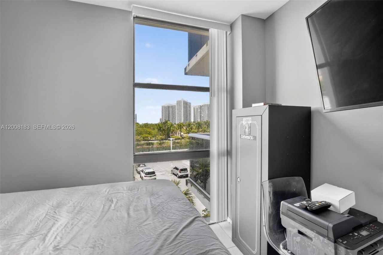3675 N Country Club Dr, Unit 410, Aventura, FL 33180 Photo