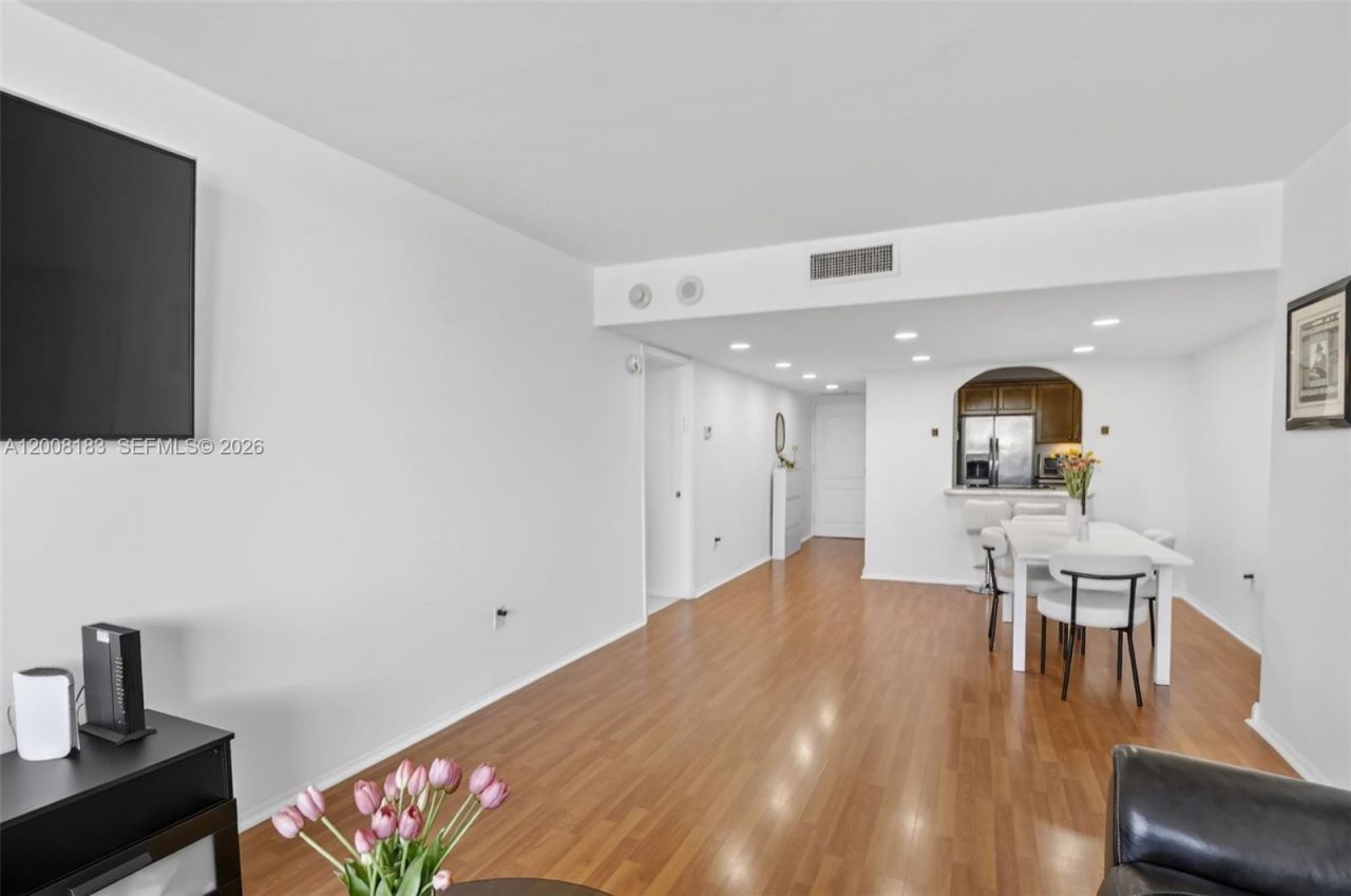 3675 N Country Club Dr, Unit 410, Aventura, FL 33180 Photo