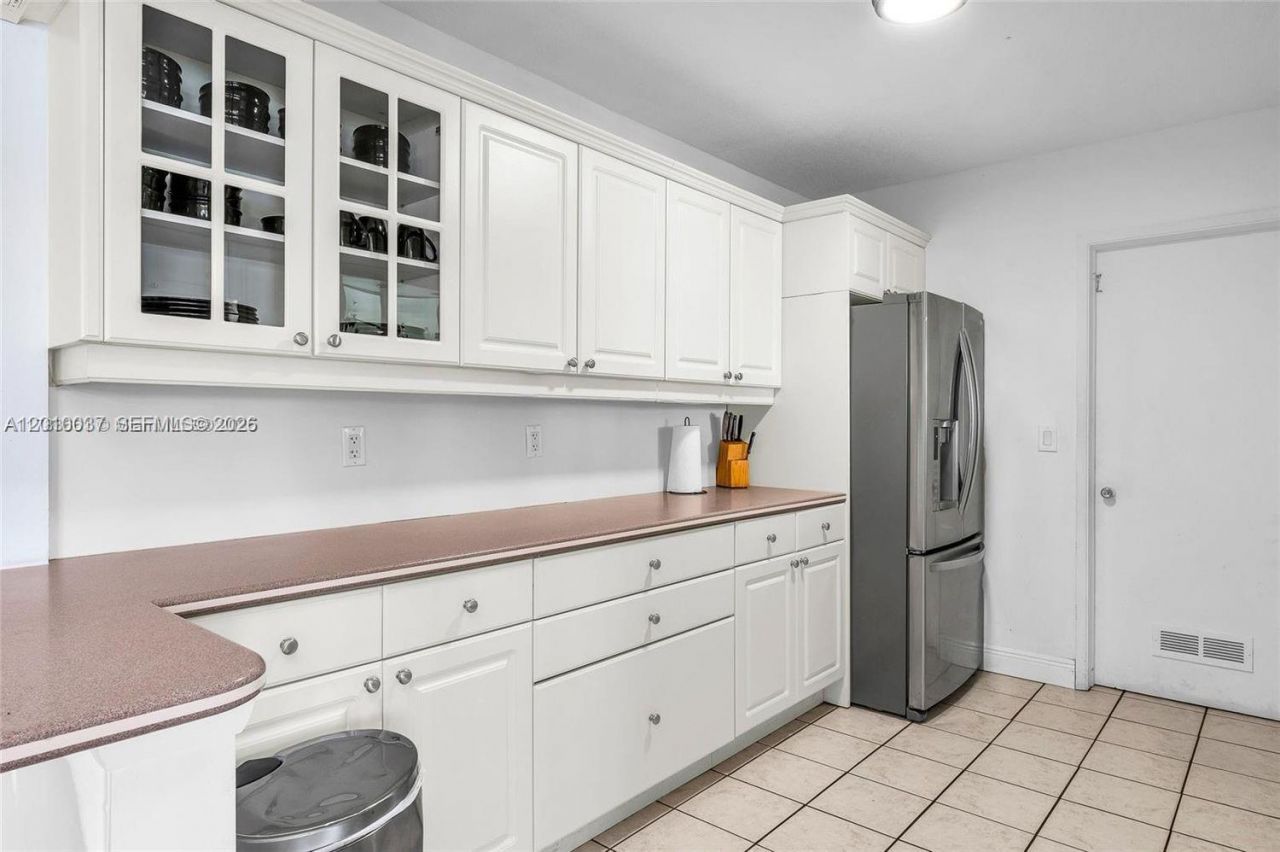 2501 NE 209th Ter , Miami, FL 33180 Photo