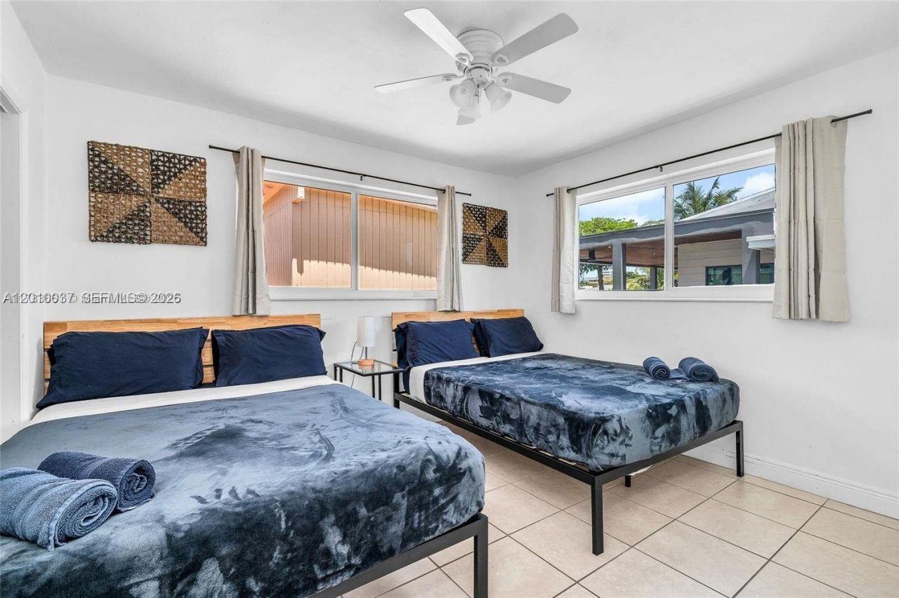 2501 NE 209th Ter , Miami, FL 33180 Photo