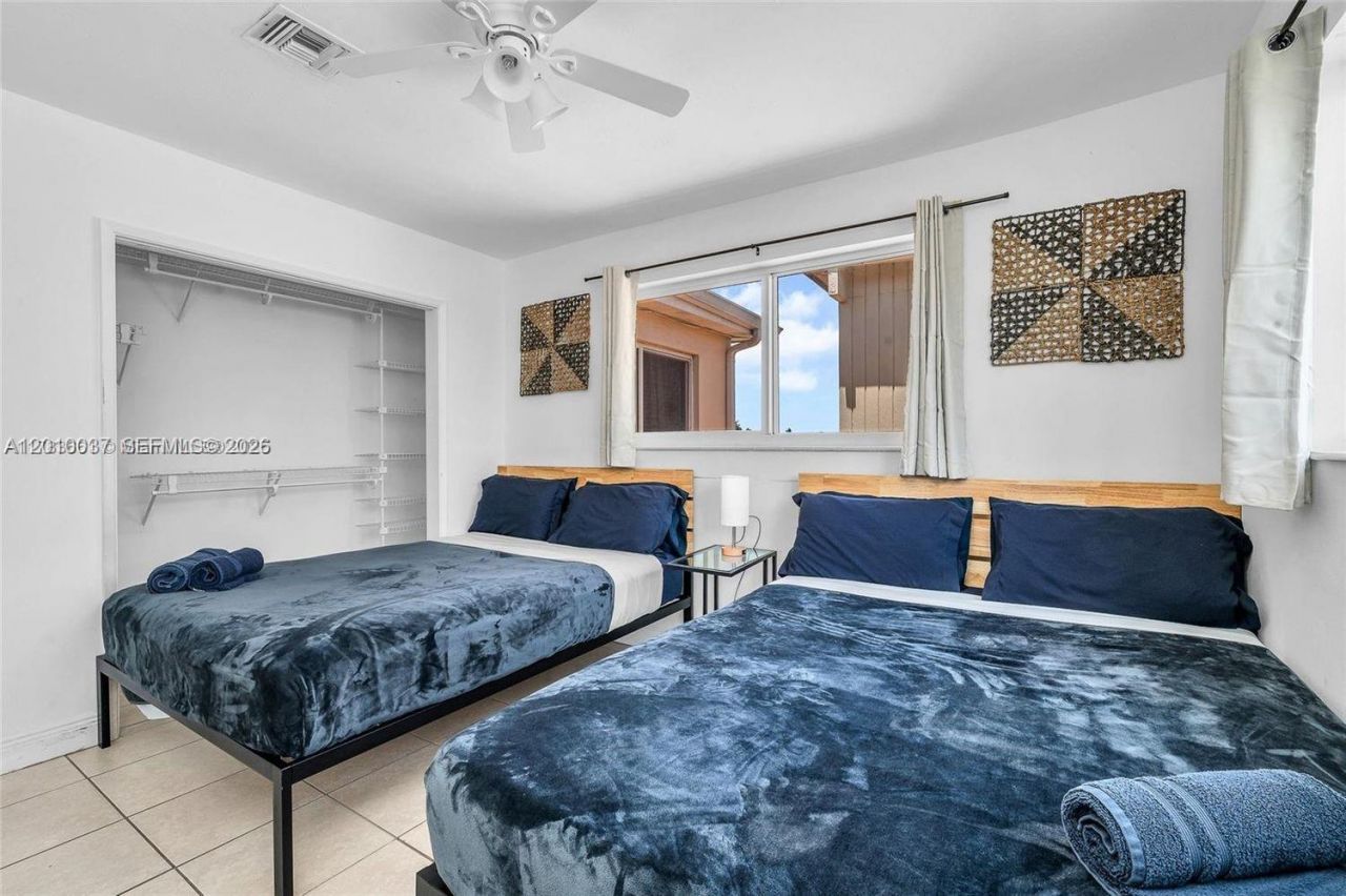 2501 NE 209th Ter , Miami, FL 33180 Photo