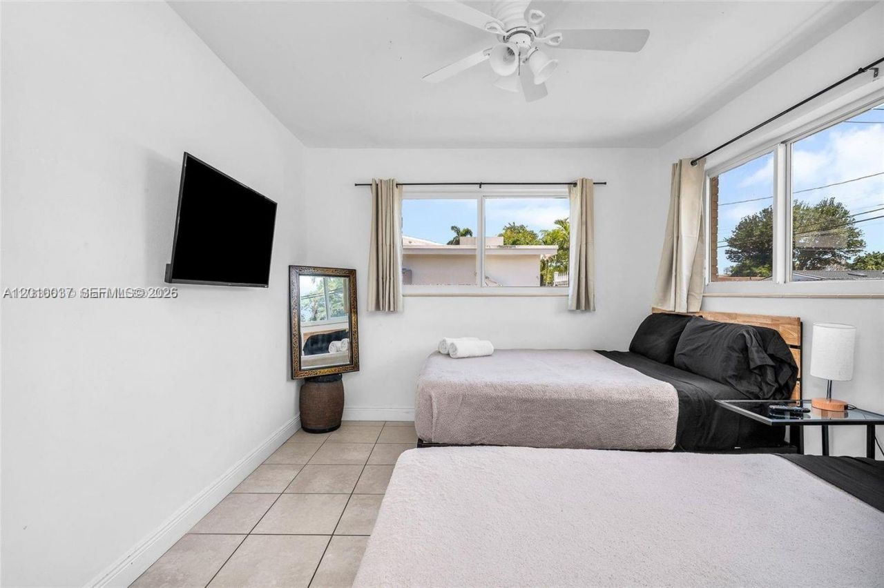 2501 NE 209th Ter , Miami, FL 33180 Photo