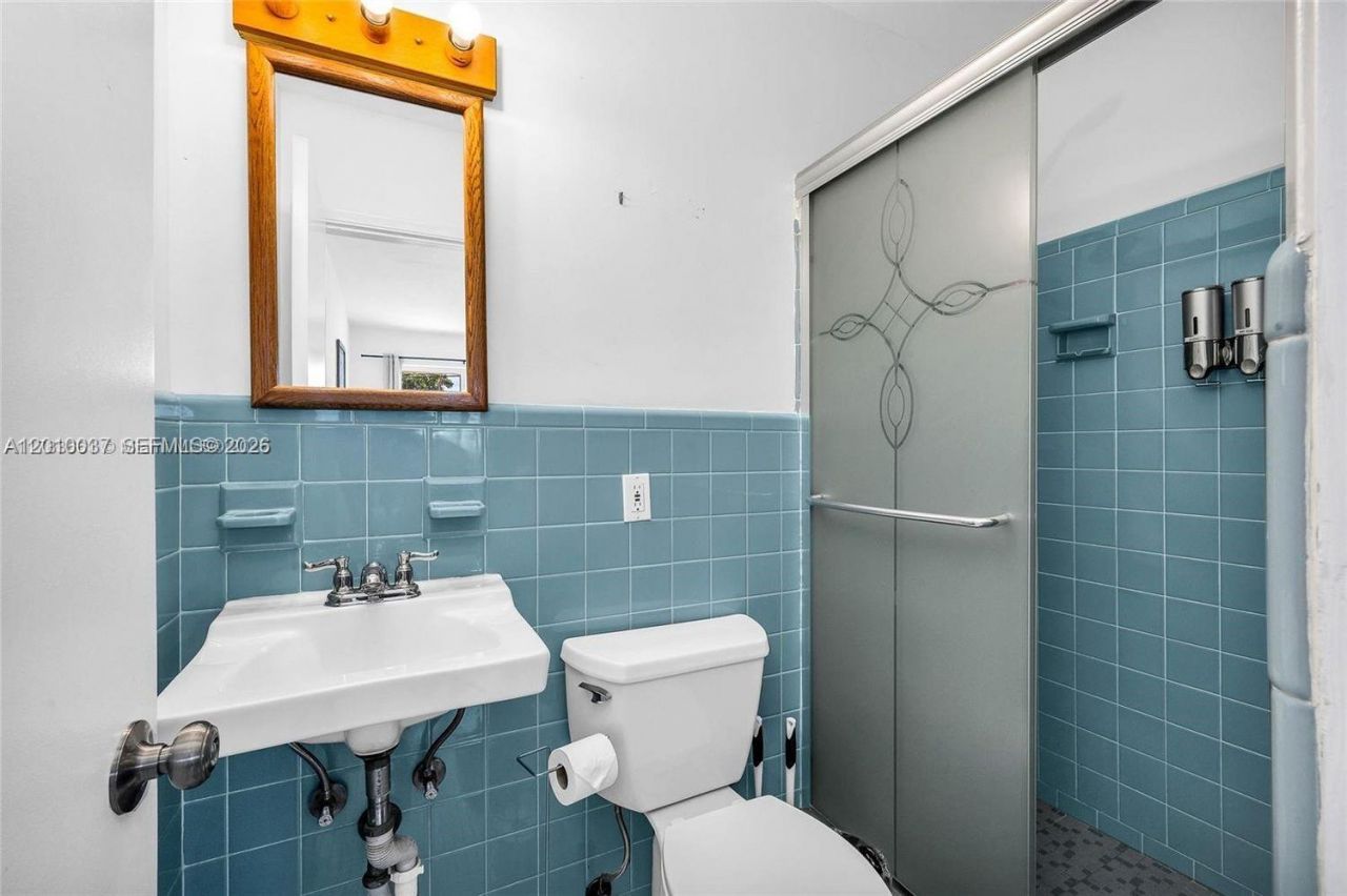 2501 NE 209th Ter , Miami, FL 33180 Photo