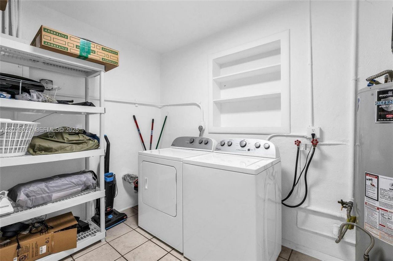 2501 NE 209th Ter , Miami, FL 33180 Photo