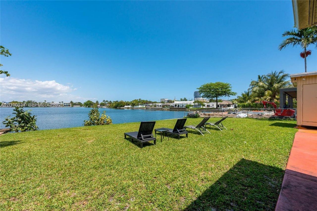 2501 NE 209th Ter , Miami, FL 33180 Photo