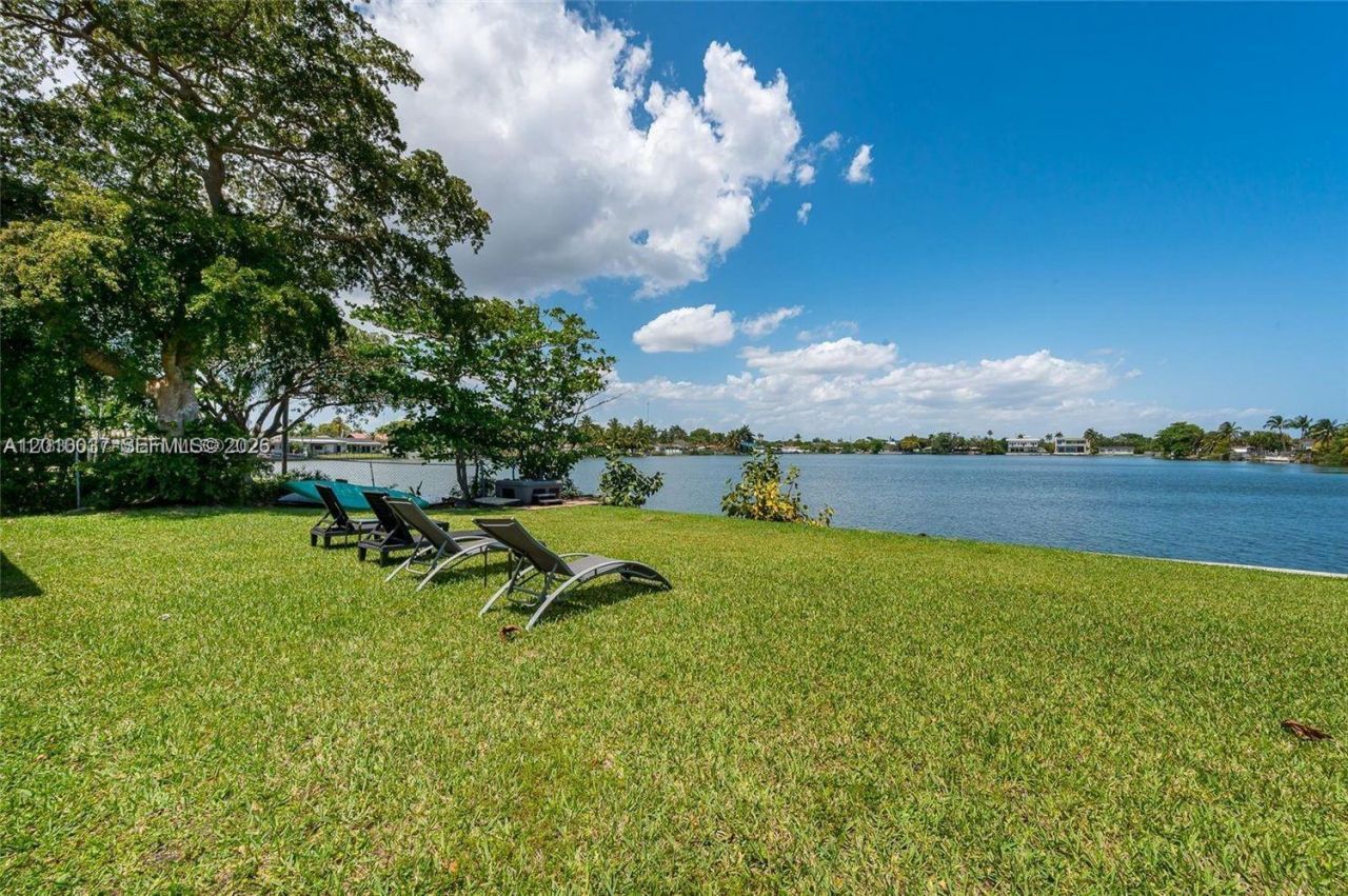 2501 NE 209th Ter , Miami, FL 33180 Photo