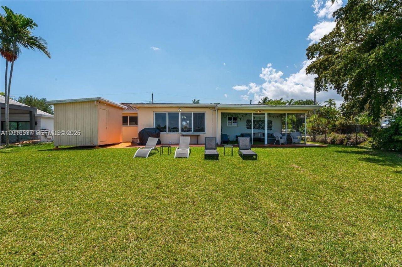 2501 NE 209th Ter , Miami, FL 33180 Photo