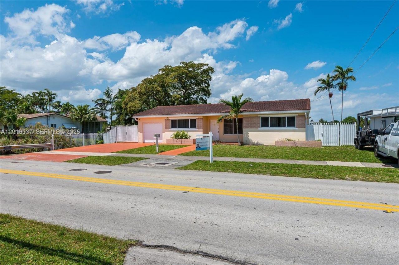 2501 NE 209th Ter , Miami, FL 33180 Photo