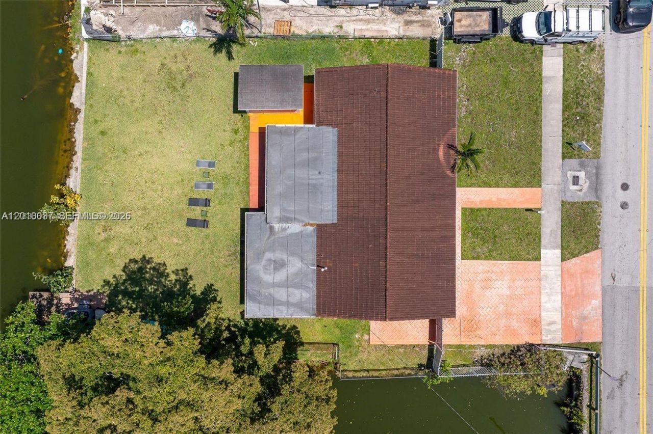 2501 NE 209th Ter , Miami, FL 33180 Photo