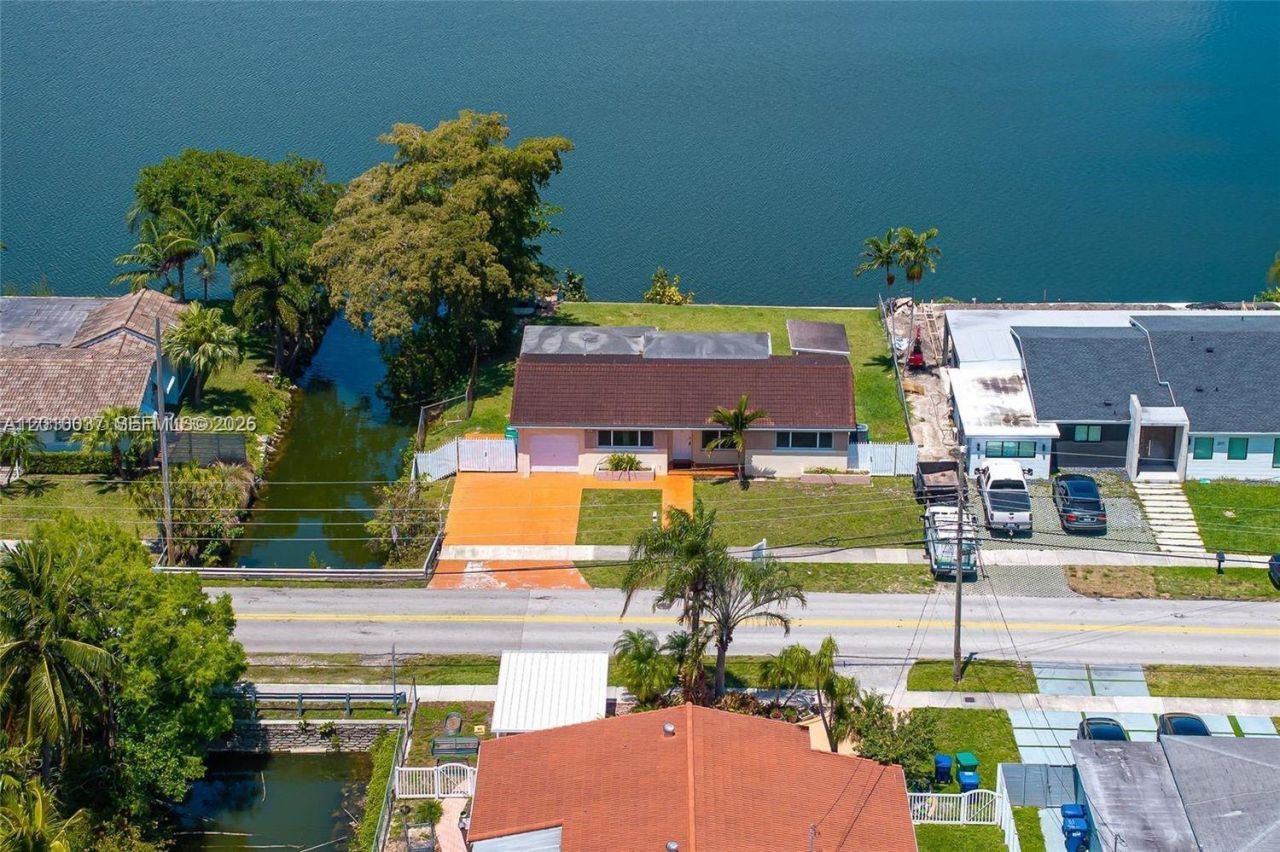 2501 NE 209th Ter , Miami, FL 33180 Photo