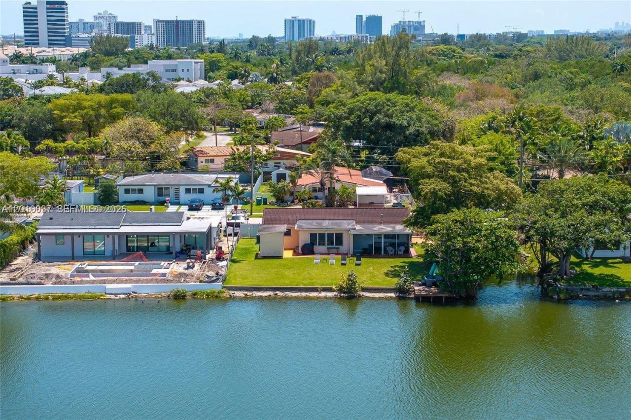 2501 NE 209th Ter , Miami, FL 33180 Photo