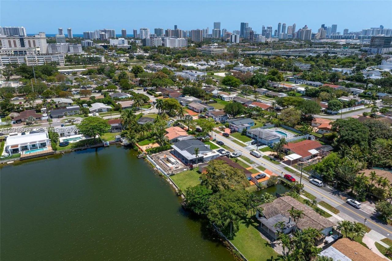 2501 NE 209th Ter , Miami, FL 33180 Photo