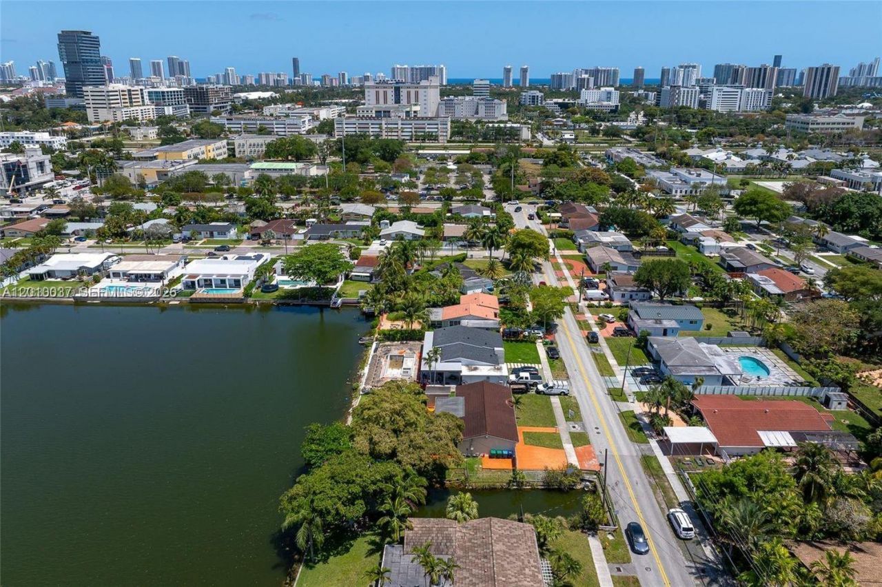 2501 NE 209th Ter , Miami, FL 33180 Photo
