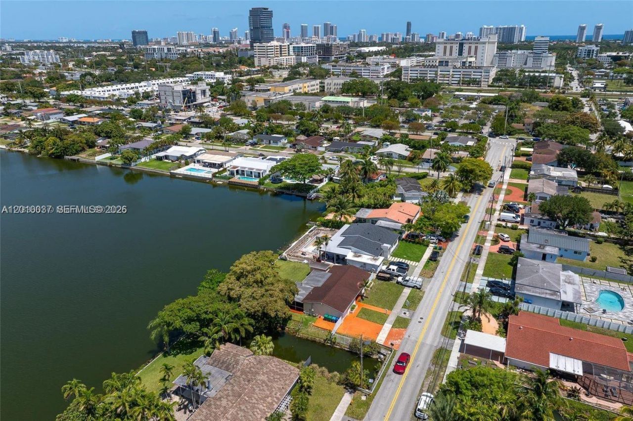 2501 NE 209th Ter , Miami, FL 33180 Photo
