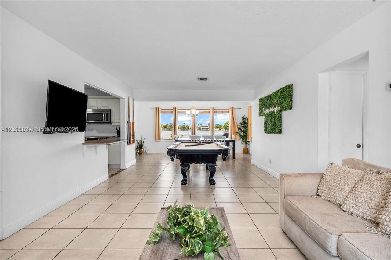2501 NE 209th Ter , Miami, FL 33180 Photo