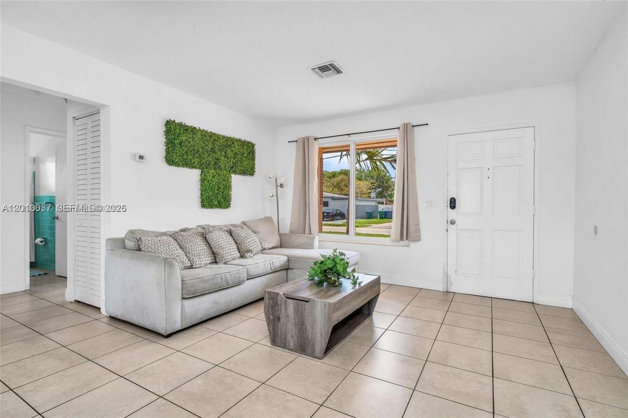 2501 NE 209th Ter , Miami, FL 33180 Photo