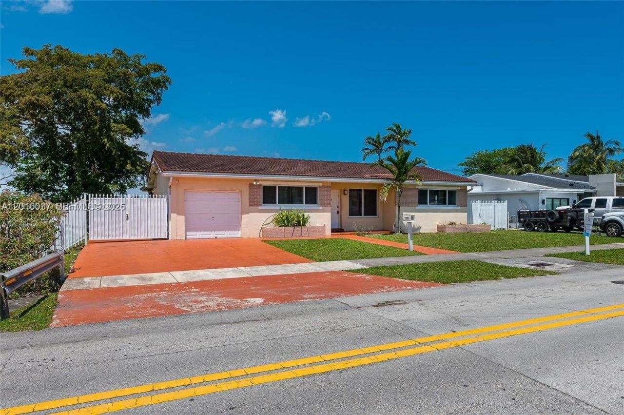 2501 NE 209th Ter , Miami, FL 33180 Photo