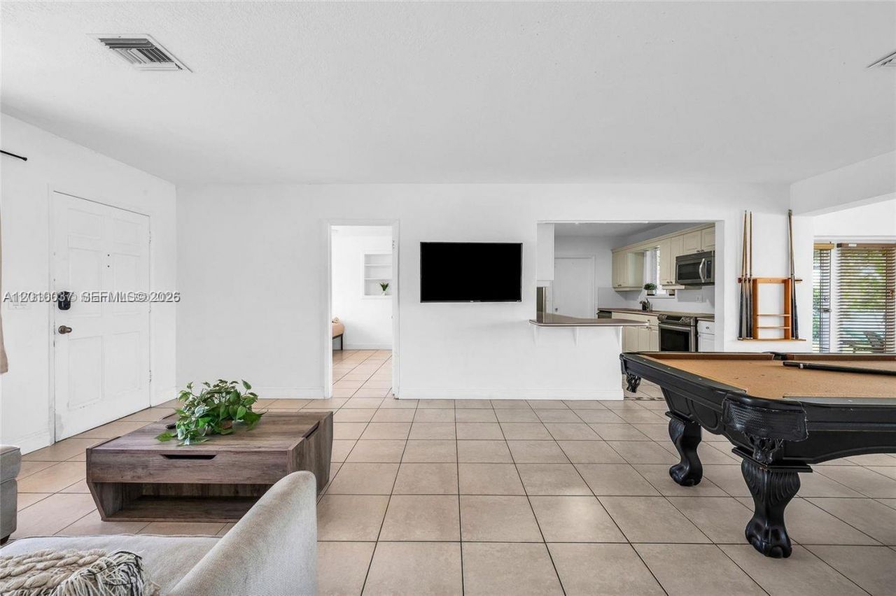 2501 NE 209th Ter , Miami, FL 33180 Photo