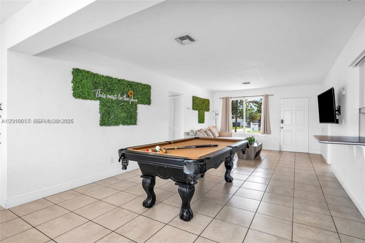 2501 NE 209th Ter , Miami, FL 33180 Photo