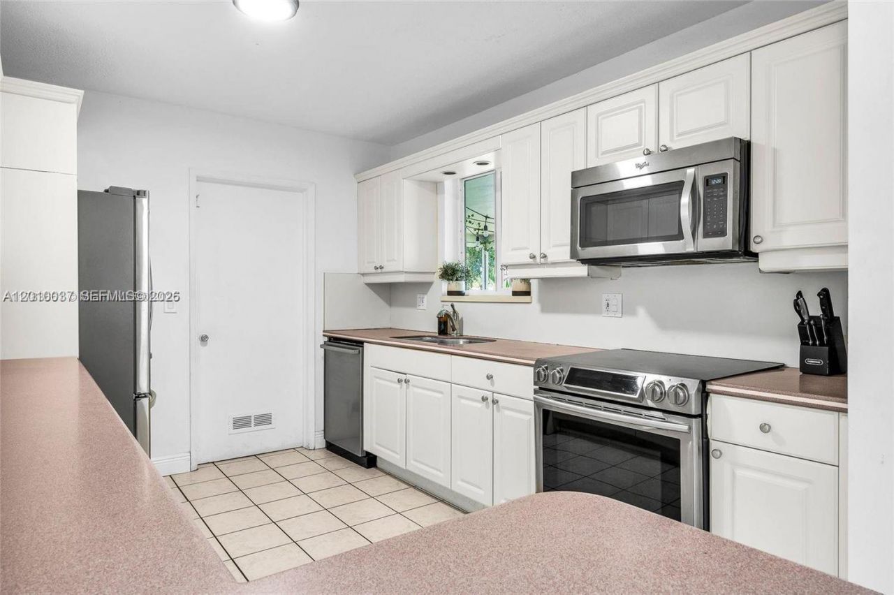 2501 NE 209th Ter , Miami, FL 33180 Photo