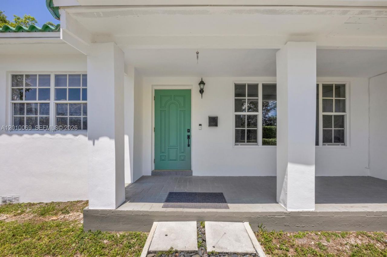 6065 N Waterway Dr , Miami, FL 33155 Photo