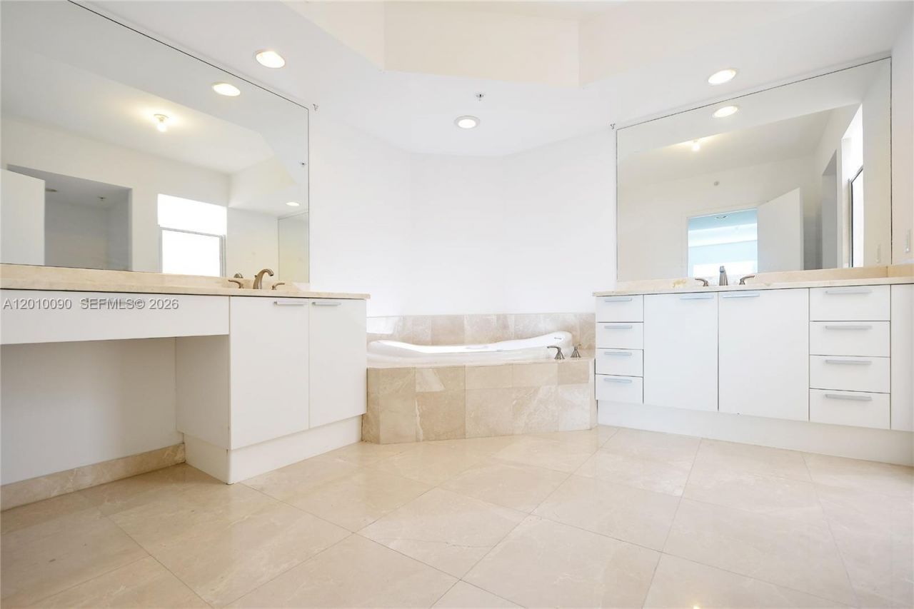14951 Royal Oaks Ln , Unit 1609, North Miami, FL 33181 Photo