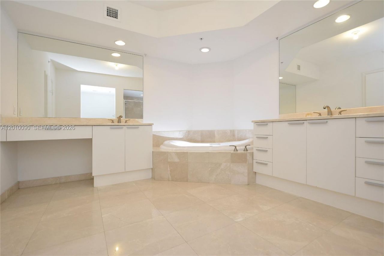 14951 Royal Oaks Ln , Unit 1609, North Miami, FL 33181 Photo