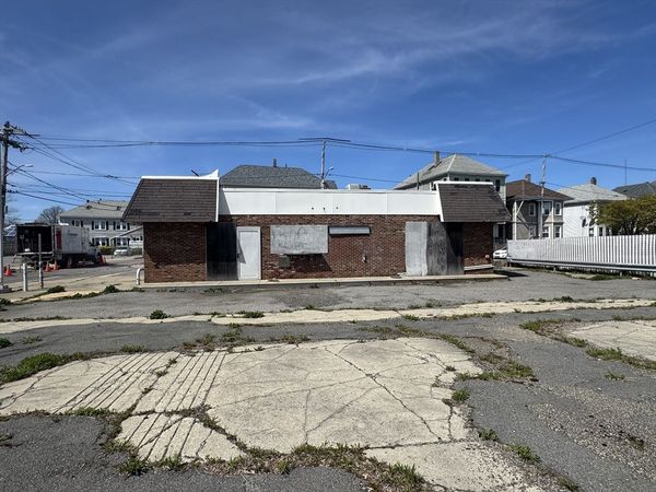 1253 Cove Rd, New Bedford, MA 02744
