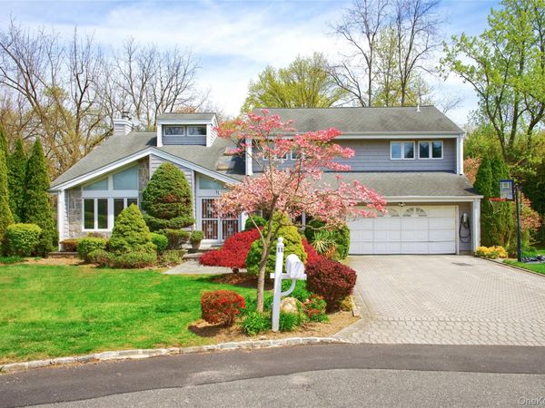 11 Bonnie Lynn Court , Roslyn, NY 11576