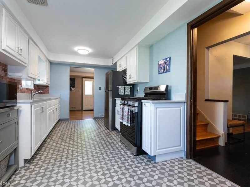 5180 Thornbury Road , Lyndhurst, OH 44124 Photo 2