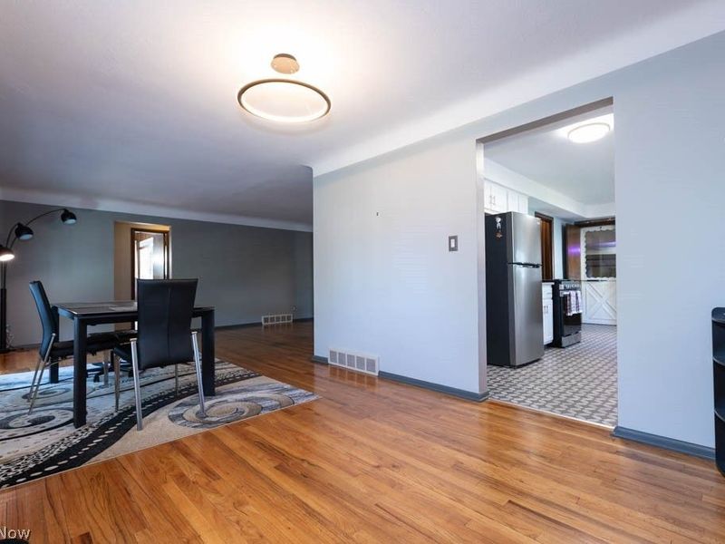 5180 Thornbury Road , Lyndhurst, OH 44124 Photo 8