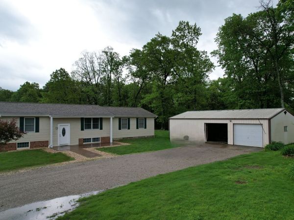 22664 N Hails Lane , Texico, IL 62889