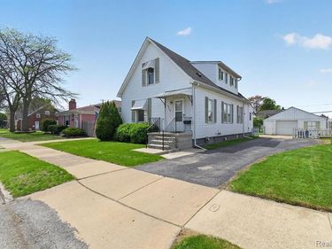 1070 1st Street, Wyandotte, MI 48192